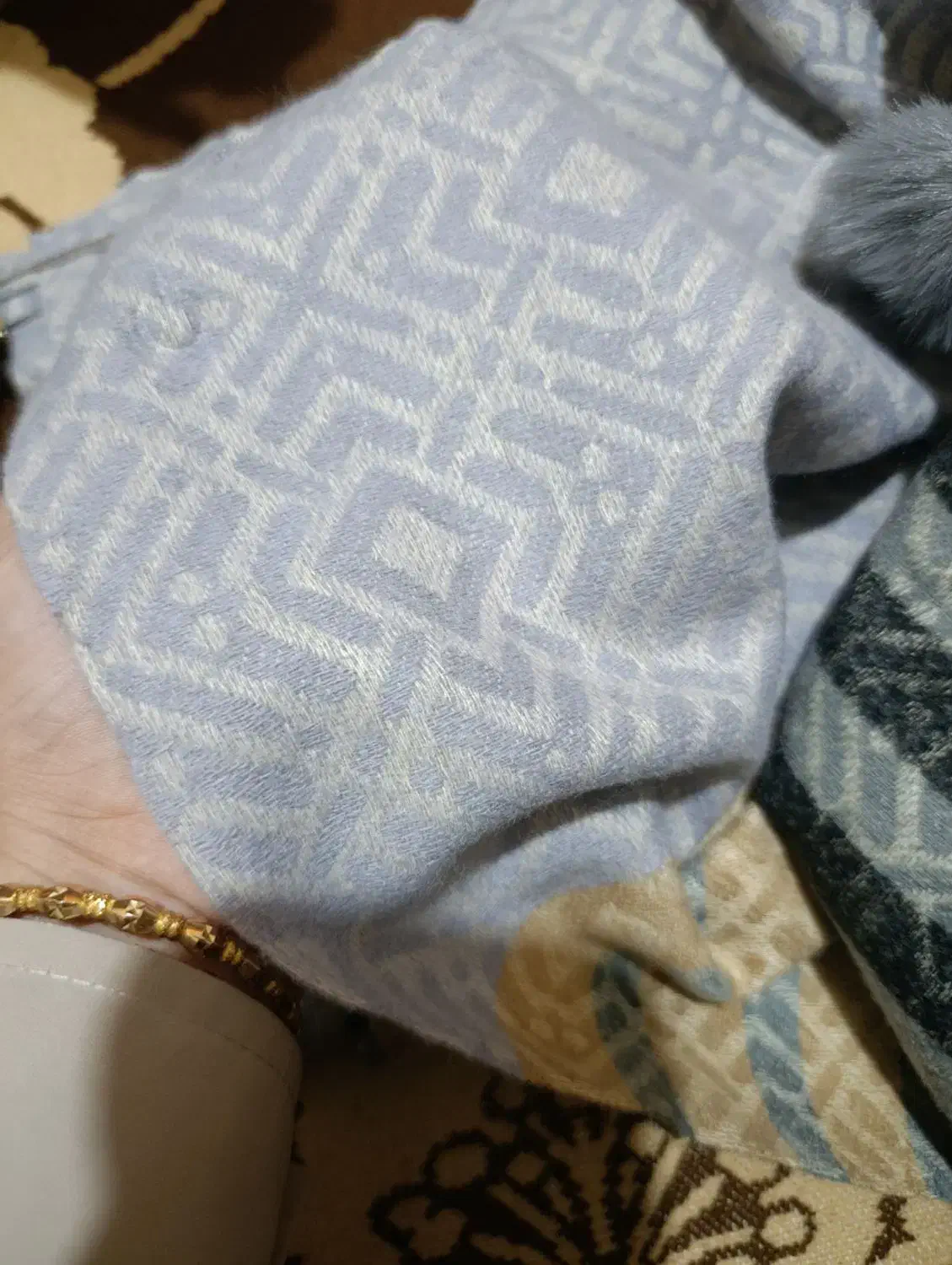 شال و|لباس|یاسوج, |دیوار