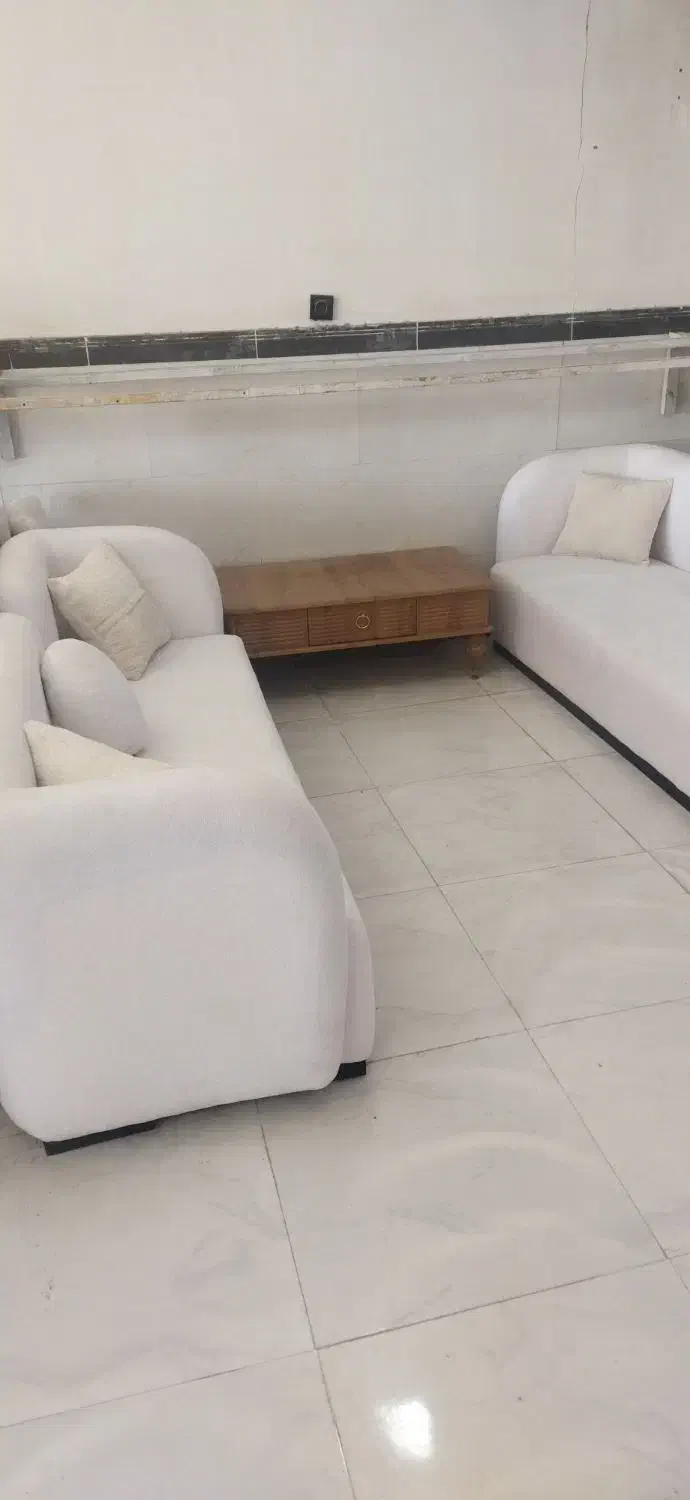 مبل پفکی و پنجره ای رنگ  سفید|مبلمان خانگی و میز عسلی|شیروان (خراسان), |دیوار