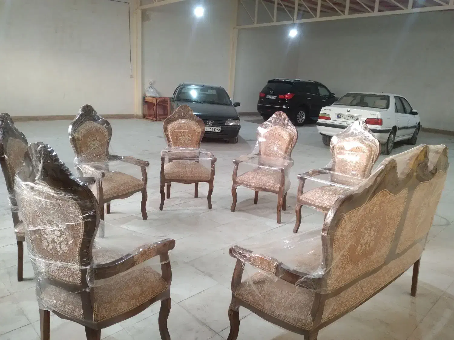 فروش مبل ۹ نفره سلطنتی نو دسته دار|مبلمان خانگی و میز عسلی|بناب, |دیوار