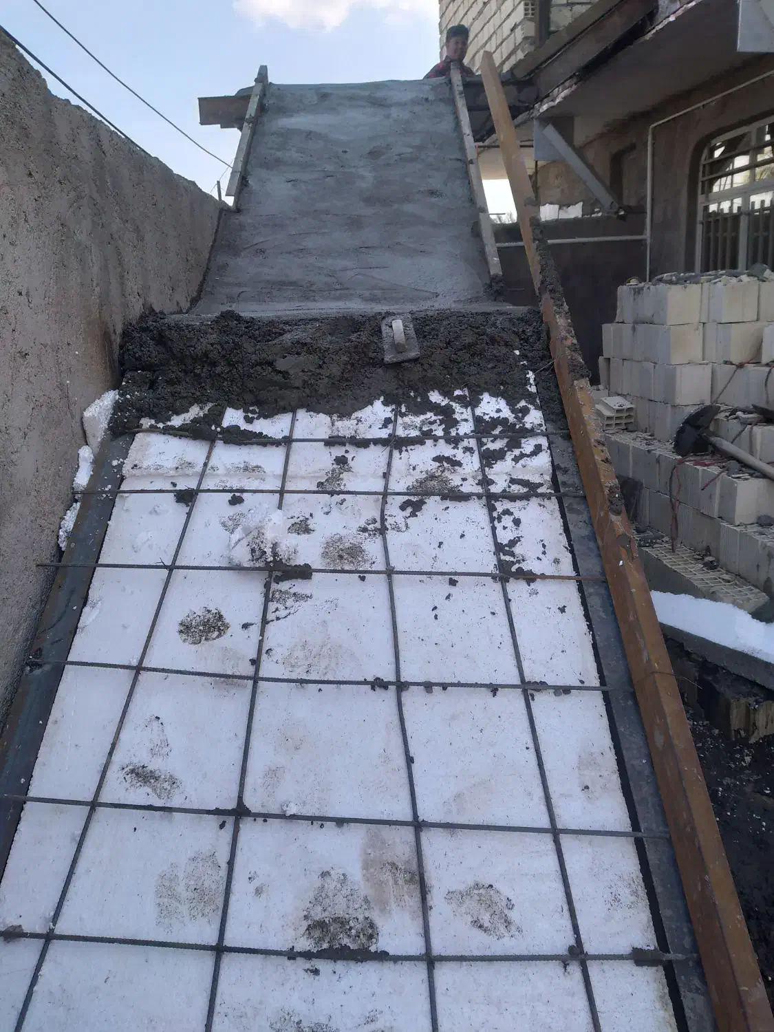 بتن ریزی سقف سبک وشیب ودیوار وسیمان زنی وغیره|خدمات پیشه و مهارت|بم, |دیوار