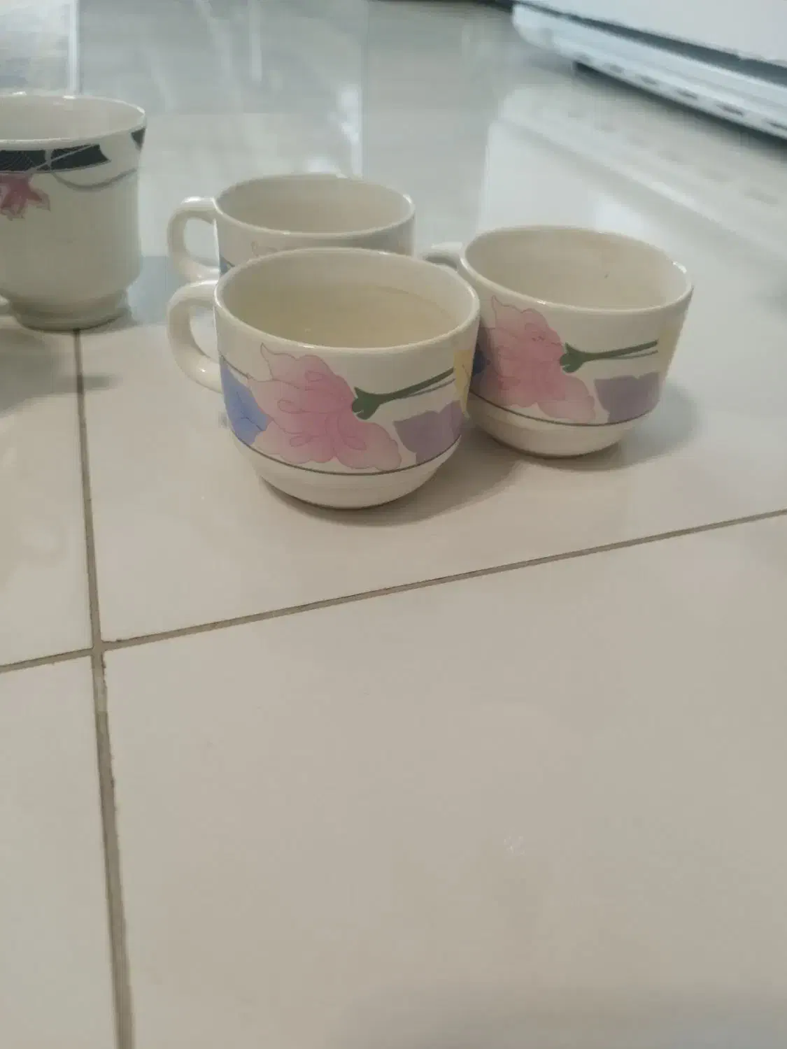 فنجان نعلبکی چینی قدیم ۵عددو ۷عدد هم فنجان تک|فعالیت داوطلبانه|لاهیجان, قیام|دیوار