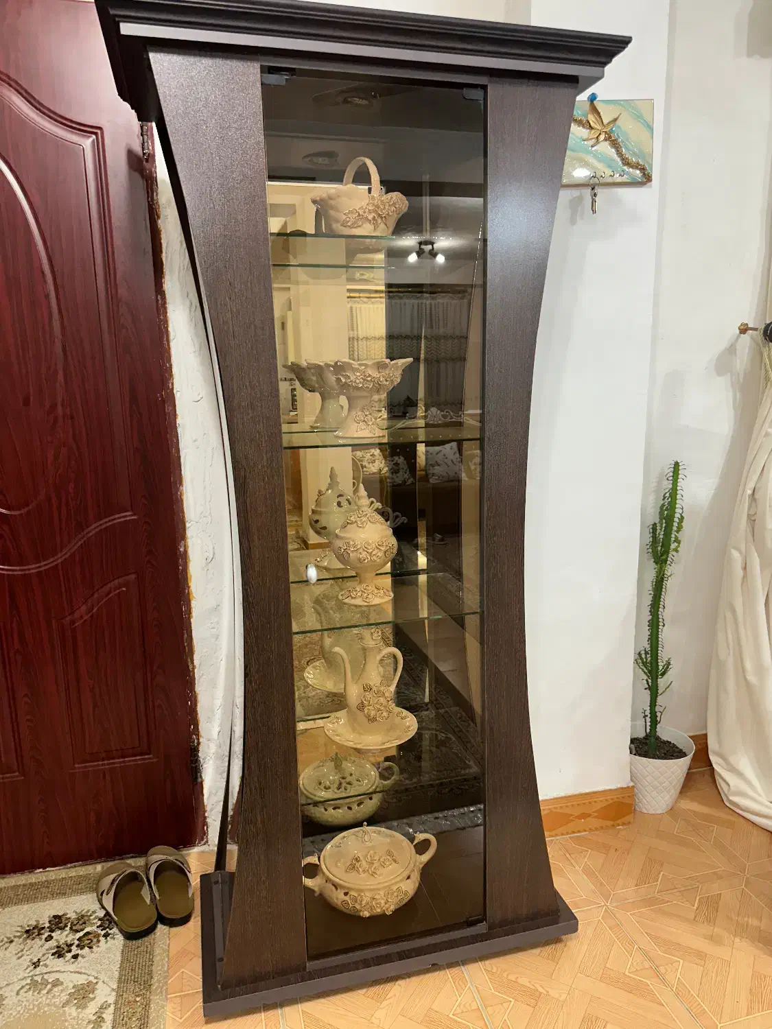 ویترین یا بوفه شیشه ای|بوفه، ویترین، کنسول|گوراب زرمیخ, |دیوار