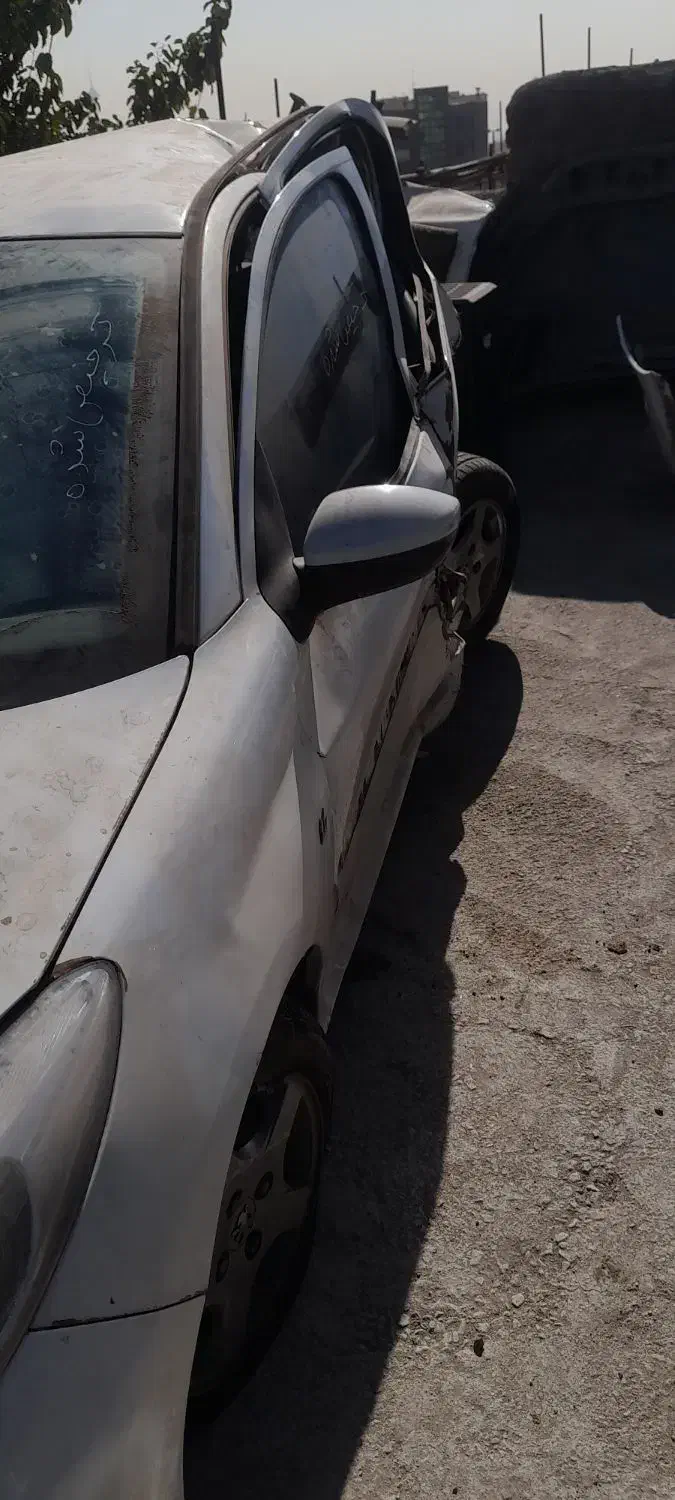 پژو۲۰۷اتوماتیک مدل۹۷تصادفی|خودرو سواری و وانت|تهران, مرادآباد|دیوار