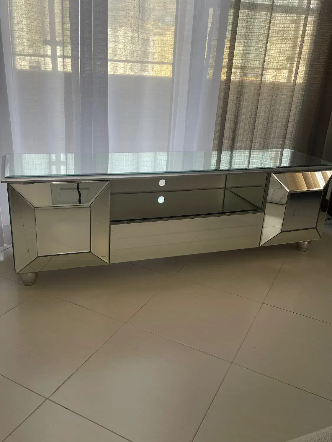 میز تلویزیون|میز تلویزیون|تهران, آبشار تهران (دریاچه)|دیوار