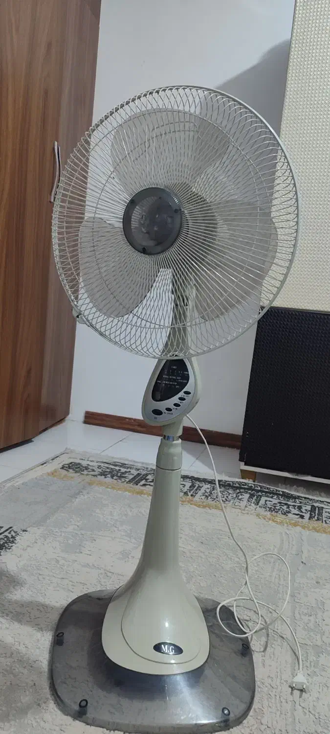 پنکه ایستاده M.G|پنکه و تصفیهکنندهٔ هوا|هشتگرد, شهرک ریحانه|دیوار