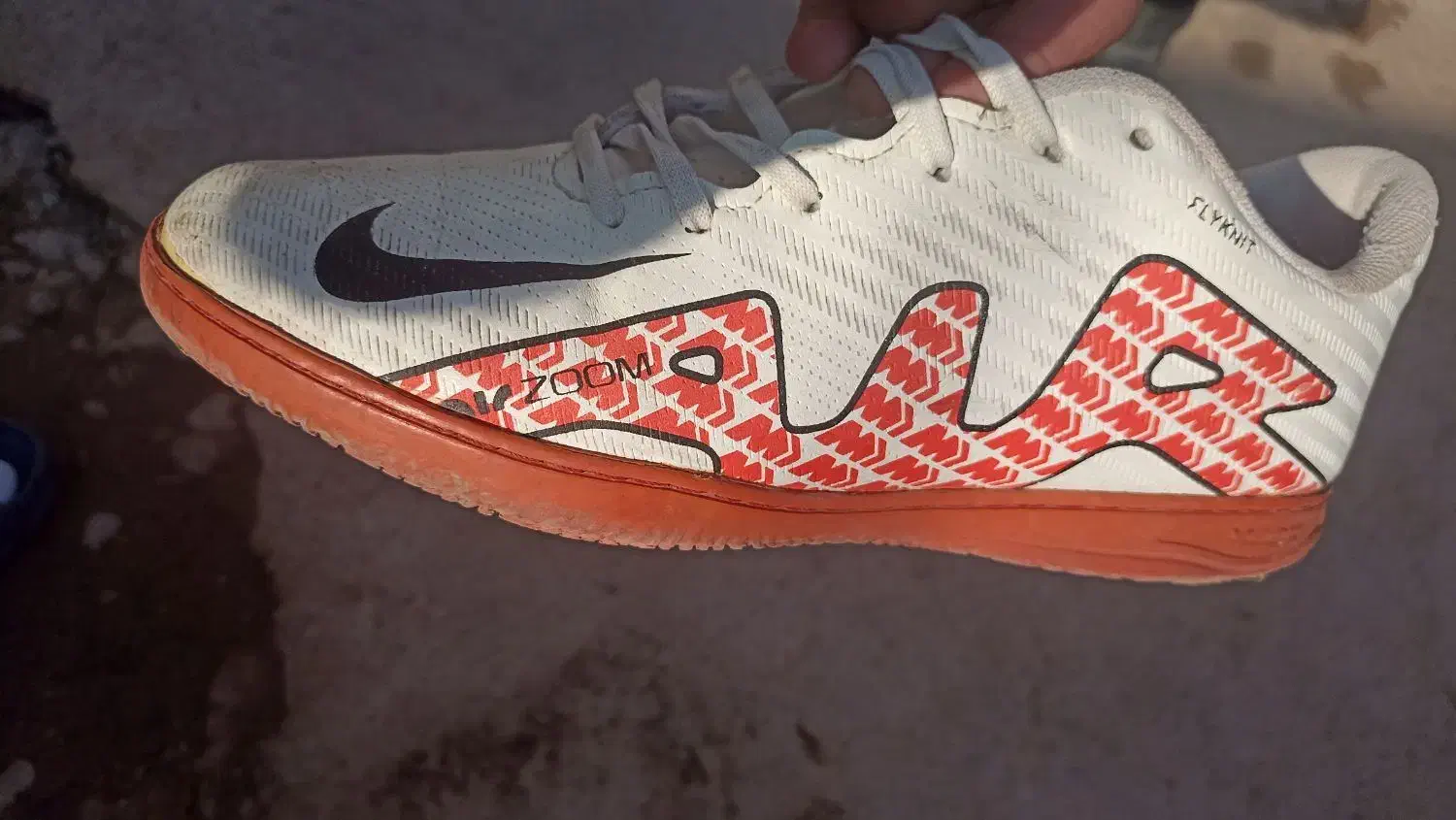 کفش|کیف، کفش، کمربند|خوی, |دیوار