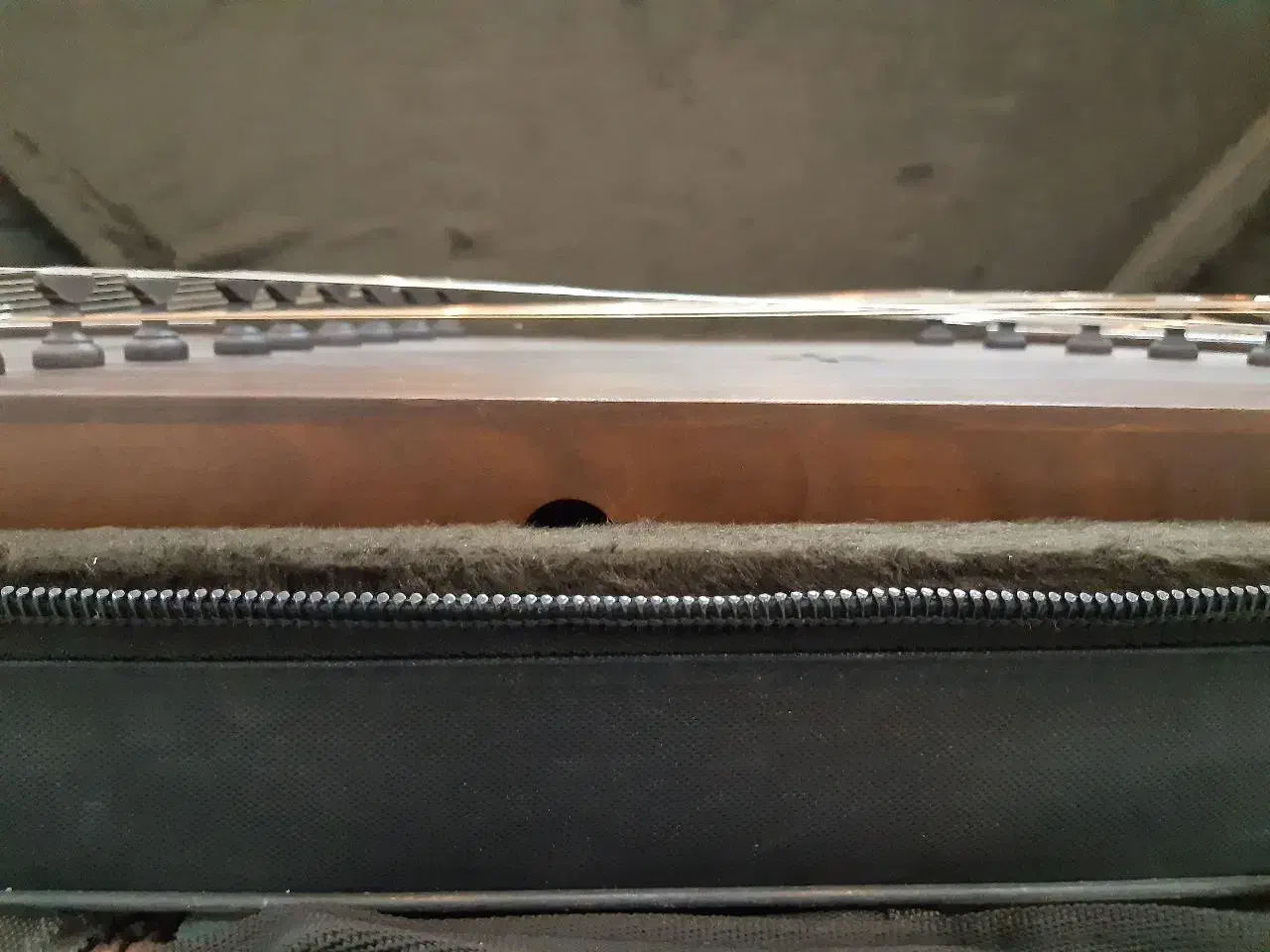 سنتور موسوی تکمهر نو|سازهای سنتی|قم, کلهری|دیوار