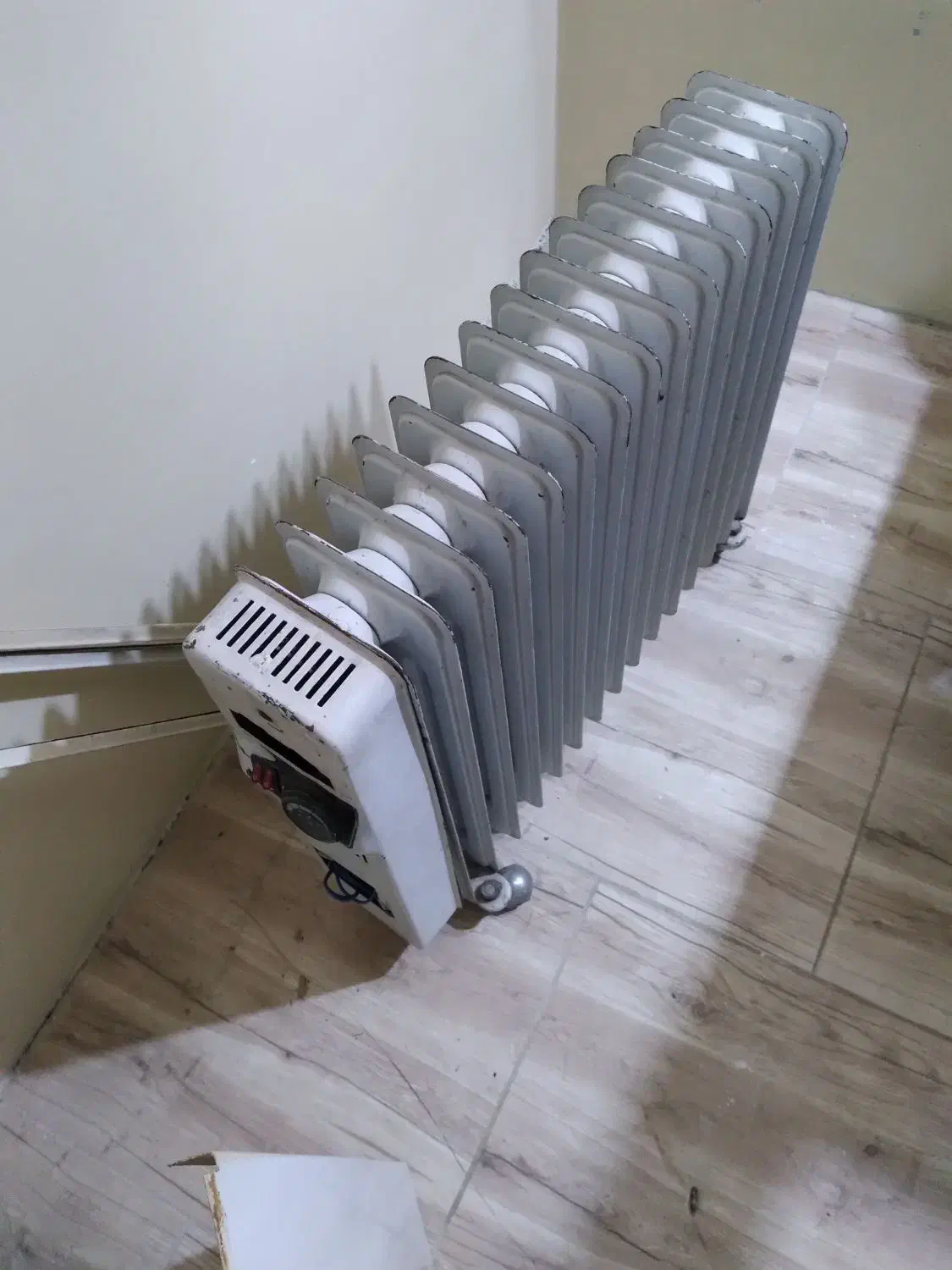 شوفاژ برقی روغنی ۱۵پره انگلیسی درحد|آبگرمکن، پکیج، شوفاژ|هشتگرد, هشتگرد قدیم|دیوار