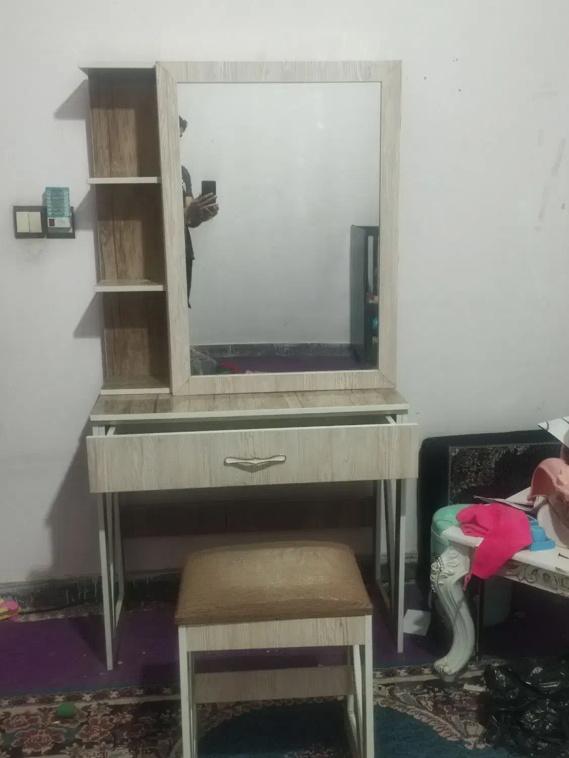 میز آرایش وصندلی|آرایشگاه و سالن‌های زیبایی|زاهدان, |دیوار