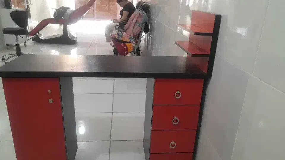 سلام یه میز ناخن در حد نو ب علت تغیر شغل میفروشمش|آرایشگاه و سالنهای زیبایی|کوهدشت, |دیوار