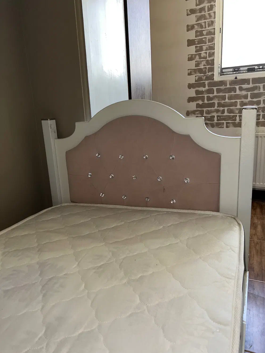 تخت خواب یک نفره با تشک|تخت و سرویس خواب|هشتگرد, شهرک ولیعصر (مصلی)|دیوار