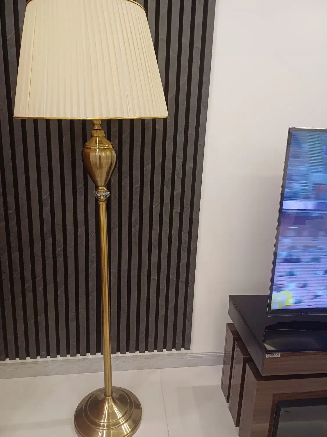 آباژور ایستاده در حد نو|چراغ خواب و آباژور|مشهد, الهیه|دیوار