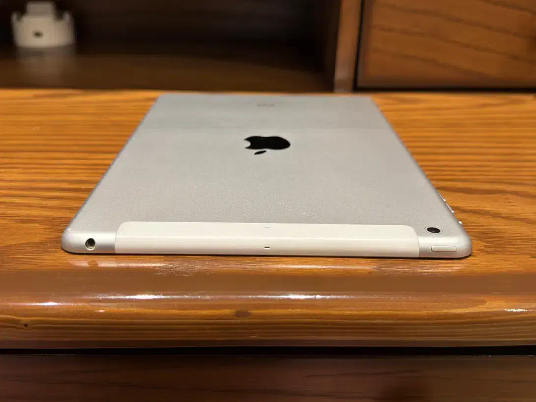 iPad Air 32GB + Cellular|تبلت|مشهد, سجاد شهر|دیوار