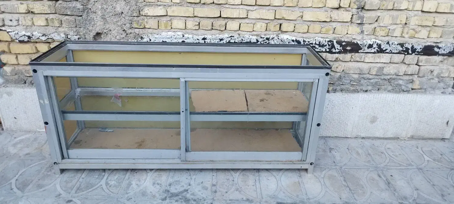 ویترین المنیومی در حد نو سالم|بوفه، ویترین، کنسول|شیراز, رکن‌آباد|دیوار