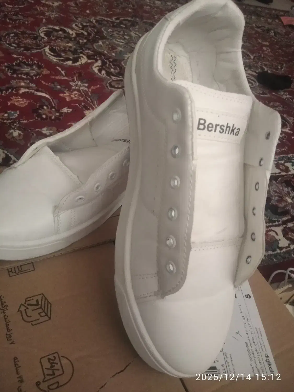 کفش اسپورت برند برشکا|کیف، کفش، کمربند|اندیشه, اندیشه فاز ۱|دیوار