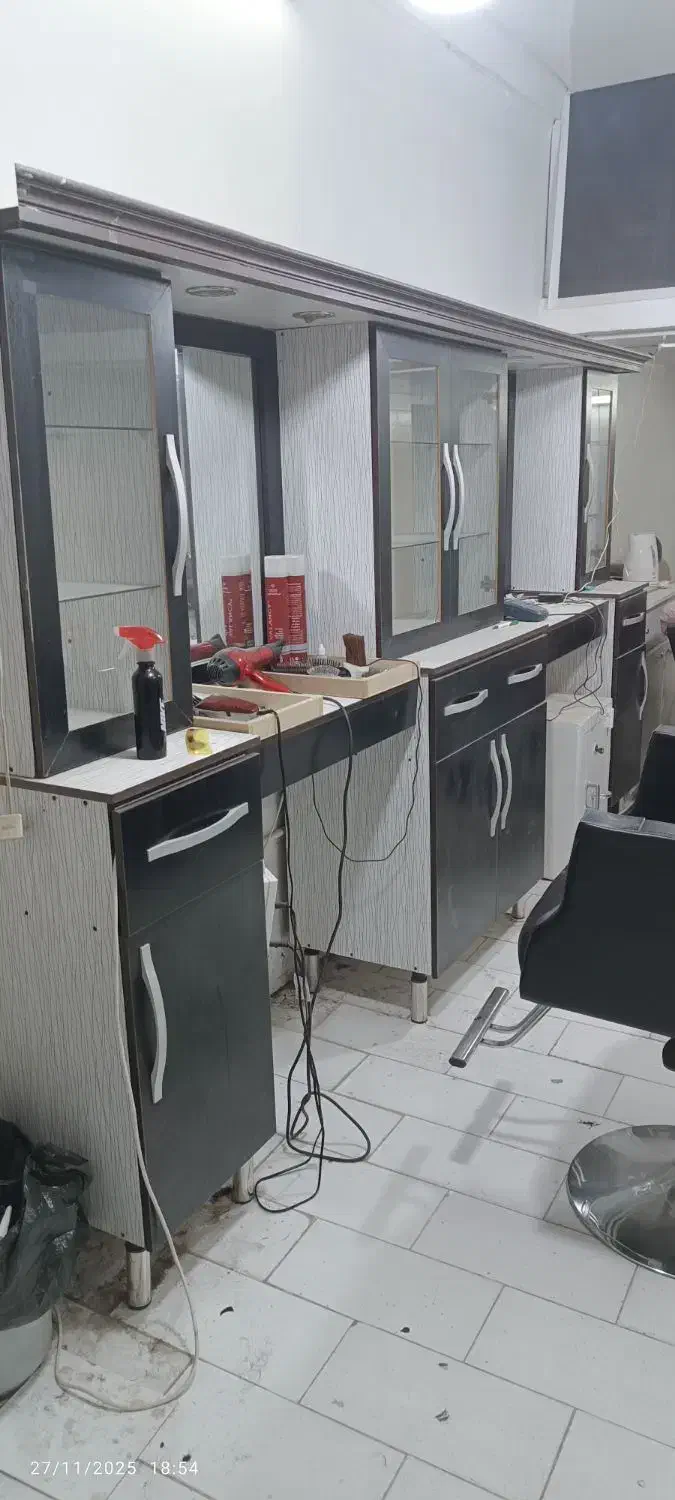 تجهیزات آرایشگاهی|آرایشگاه و سالن‌های زیبایی|اردکان, |دیوار