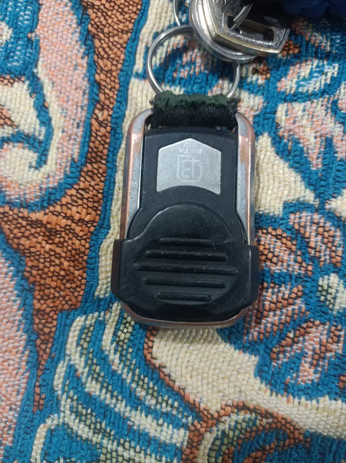 ریموت گمشده|اشیا|ملایر, |دیوار