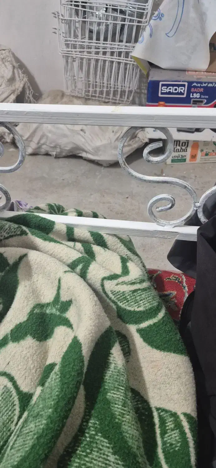 تخت آهنی ۲در ۲ونیم متر|تخت و صندلی بچه|خواف, |دیوار