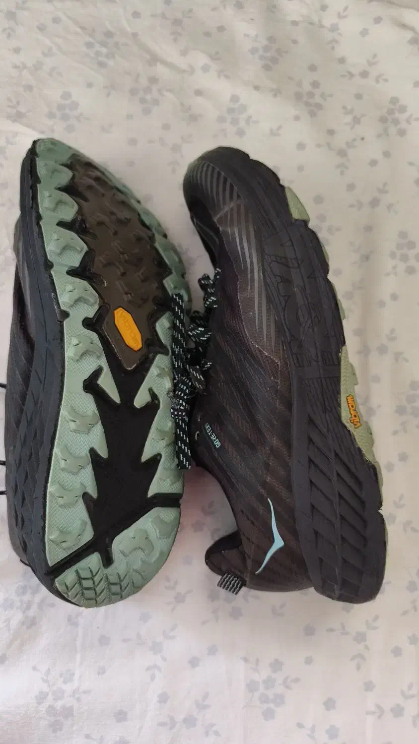 کفش هوکا واکر|کیف، کفش، کمربند|اصفهان, فرودگاه شهید بهشتی|دیوار