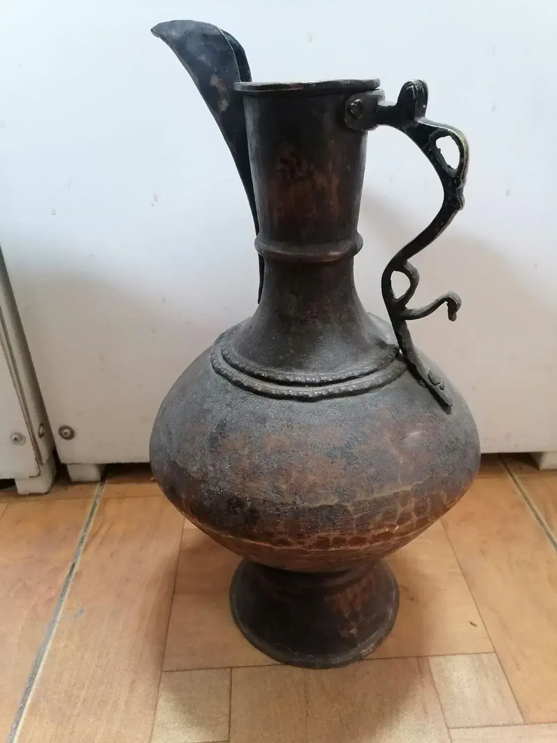 عتیقه. ابریق. پارچ|کلکسیون اشیاء عتیقه|قم, شاه احمد قاسم|دیوار