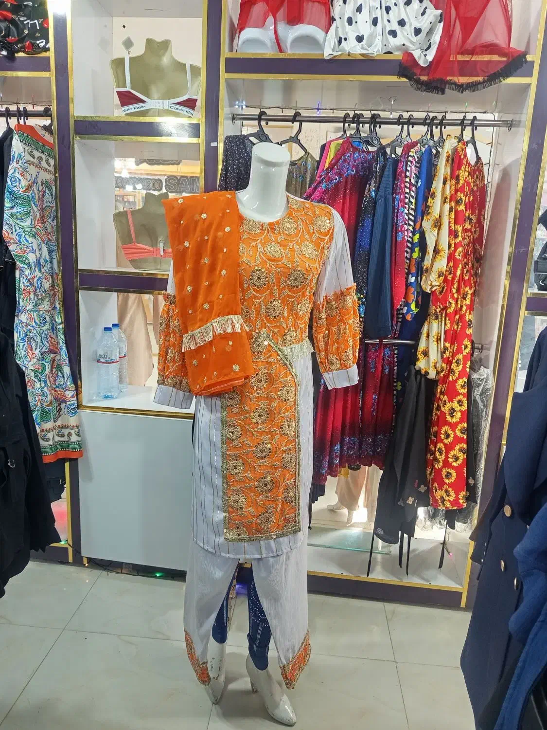 لباس هندی|لباس|نیک شهر, |دیوار