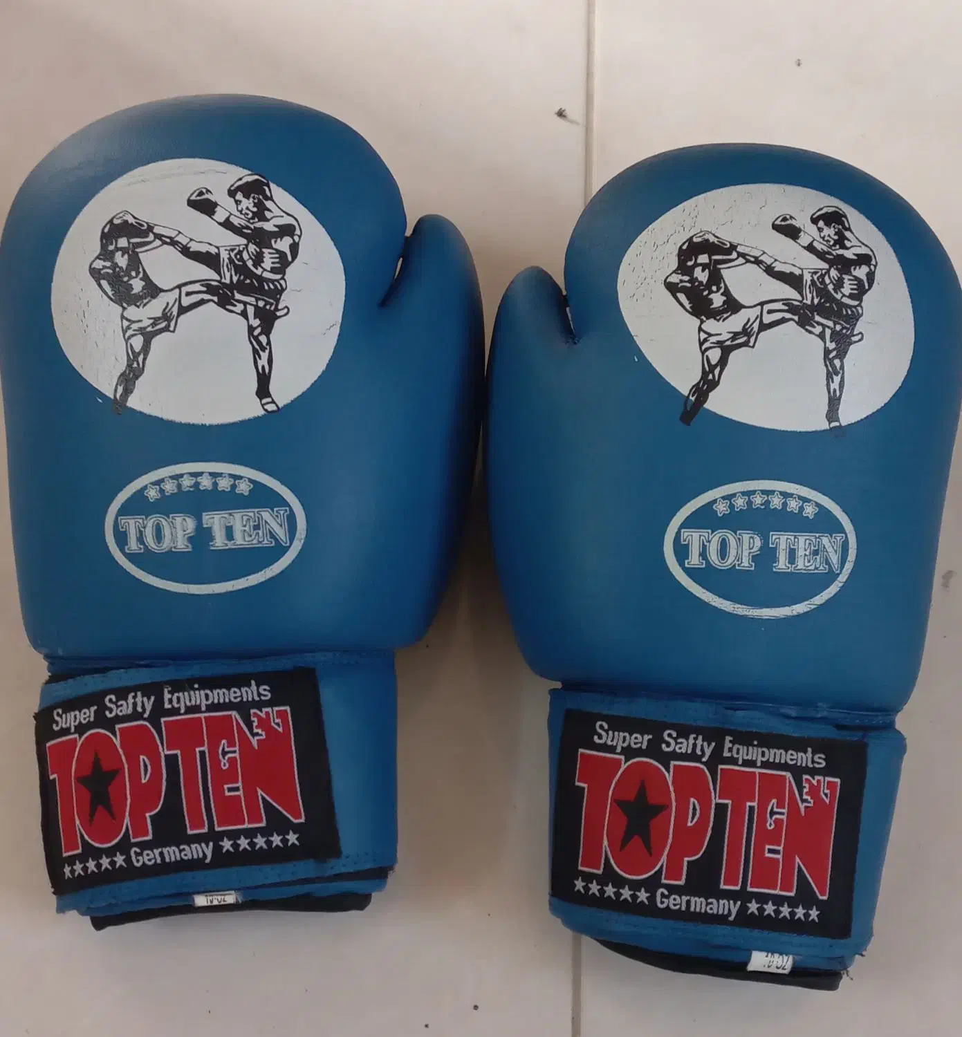 کیسه بوکس برزنتی و دستکش چرم|تجهیزات ورزشی|اصفهان, خواجه عمید|دیوار