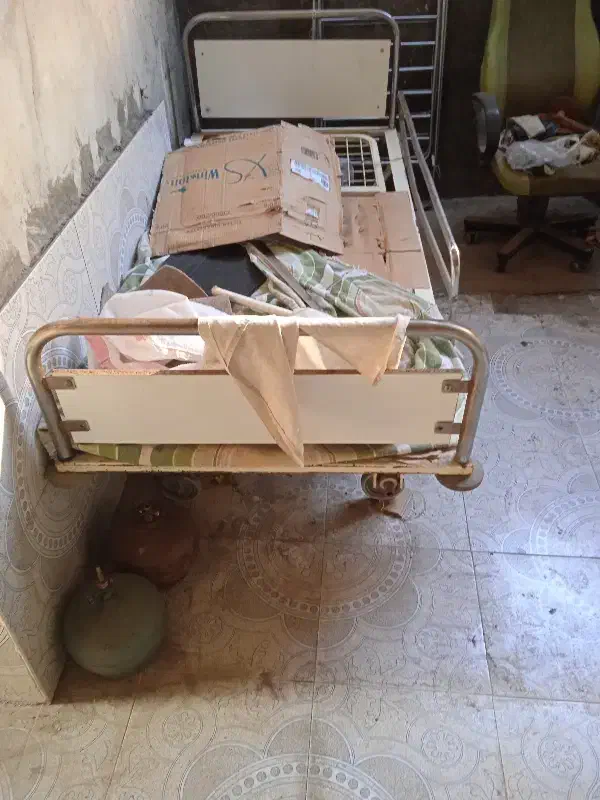 تخت خواب سالم|مبلمان خانگی و میز عسلی|میانه, |دیوار