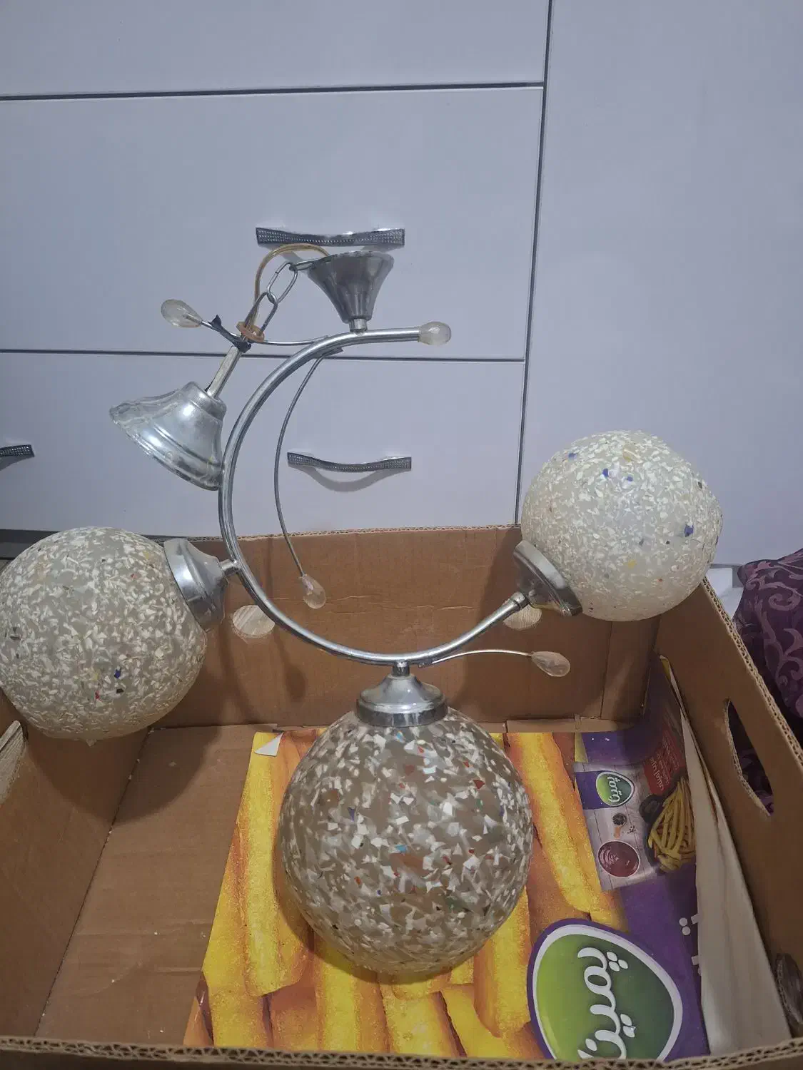 لوستر سه شاخه درحد نو وروکش صندلی|لوستر و چراغ آویز|ساوه, |دیوار