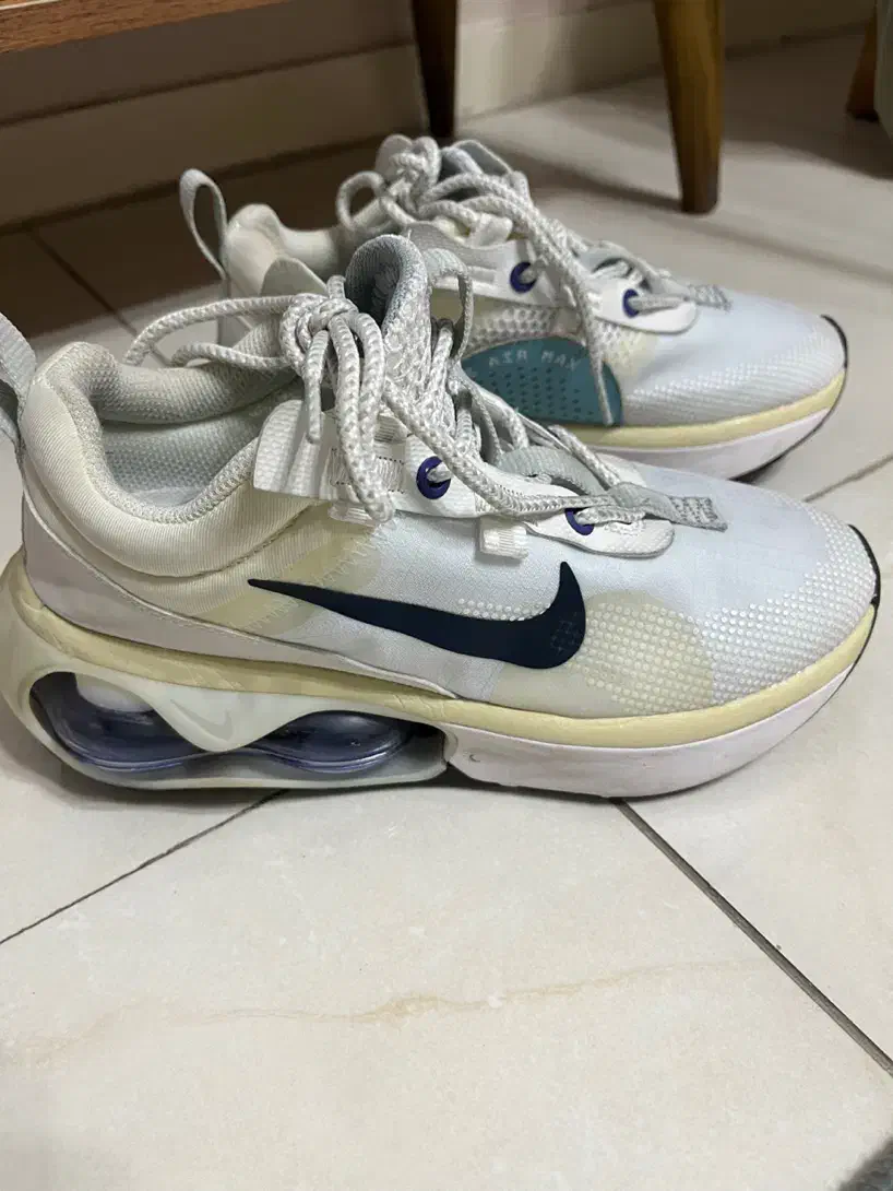 کتونی نایک|کیف، کفش، کمربند|اندیشه, اندیشه فاز ۱|دیوار