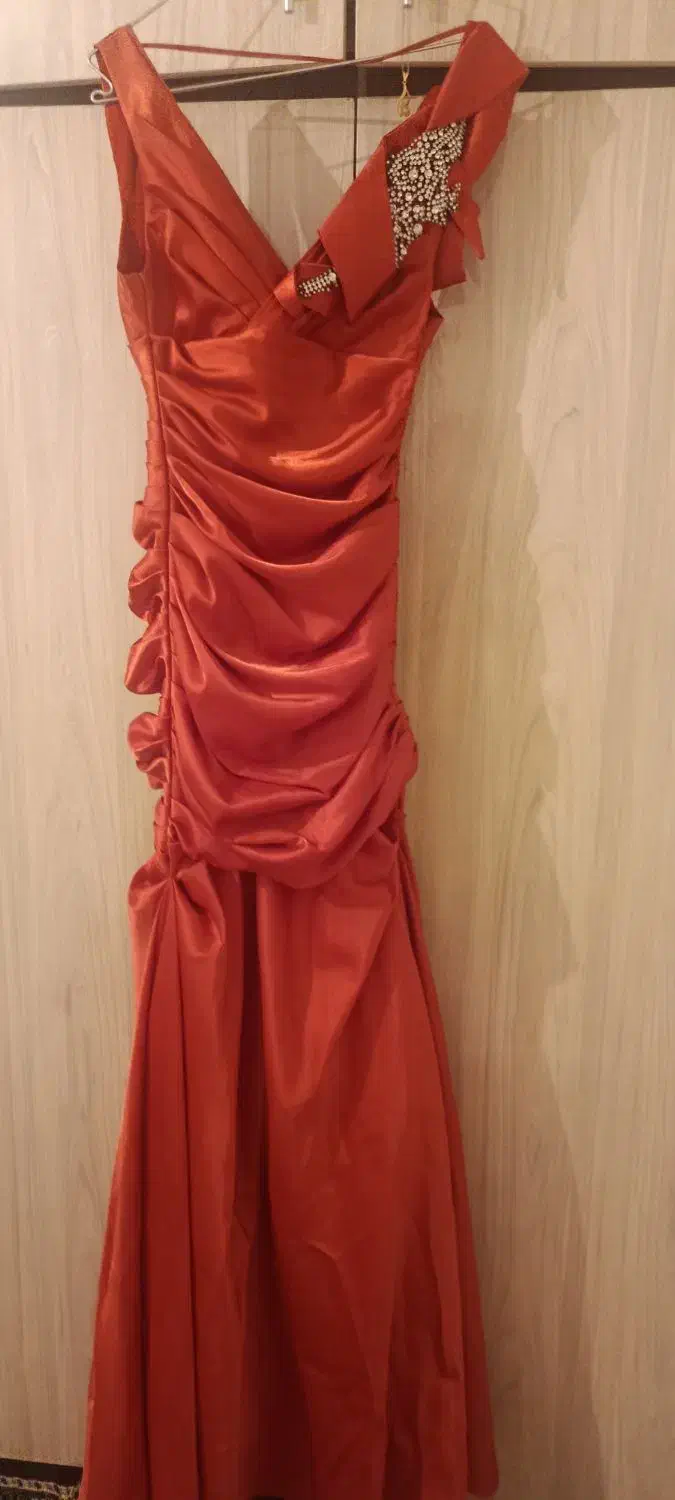 لباس مجلسی|لباس|گلبهار, شهر جدید گلبهار|دیوار