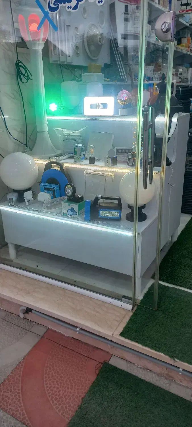 ویترین مغازه چوبی درحد نو|بوفه، ویترین، کنسول|فومن, |دیوار