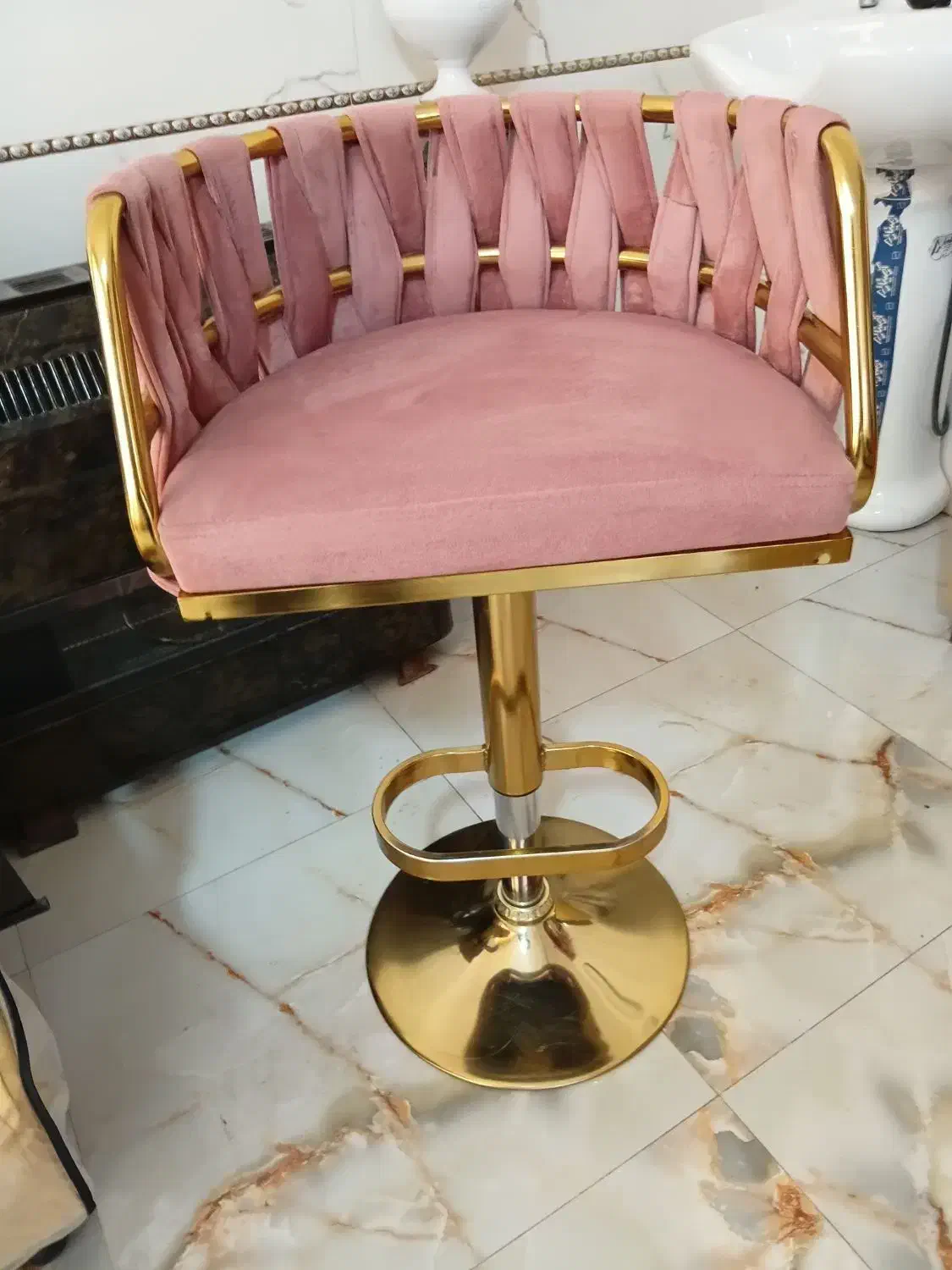 یک صندلی گردون جک دار|آرایشگاه و سالنهای زیبایی|خسروشاه, |دیوار