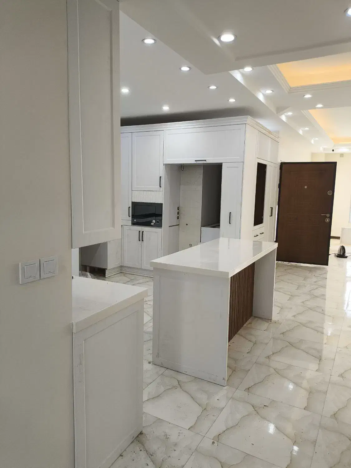 کابینت نئوکلاسیک‌ روکش با رنگ سفید برفی و طرح چوب|مصالح و تجهیزات ساختمان|جیرفت, |دیوار