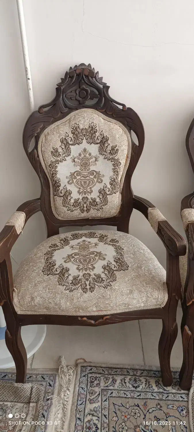 مبل تاج دار نه نفره چوب گردو وتمیز|مبلمان خانگی و میز عسلی|اصفهان, رکن الدوله غربی|دیوار