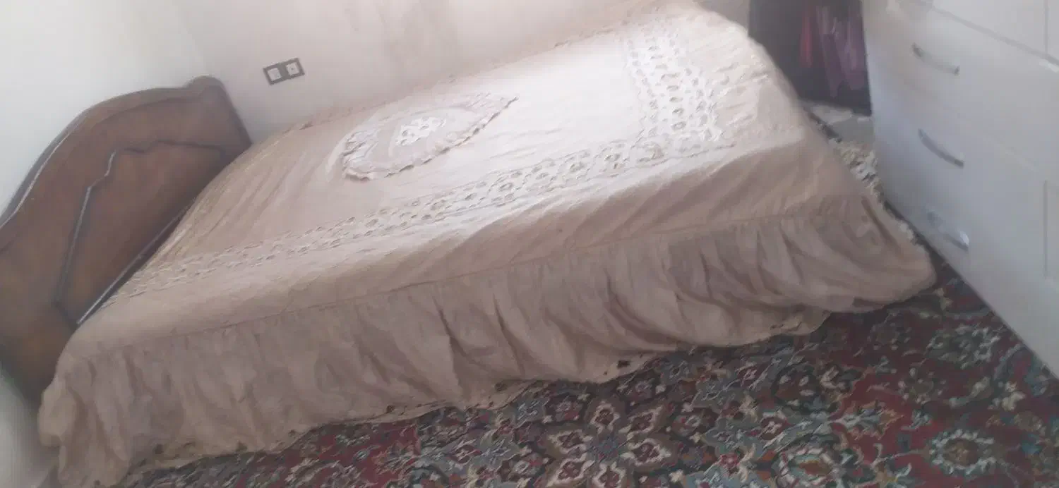 یه فرش در حد نو و تخت خواب|فرش|گناباد, |دیوار