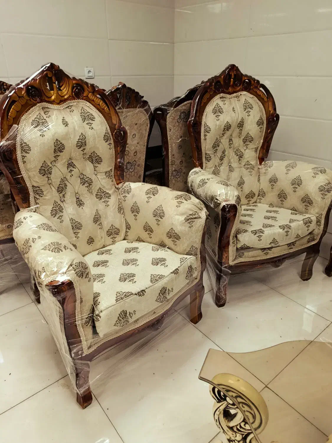 مبل تاج عروس ۷نفره میزعسلی میزغذاخوری6نفره|مبلمان خانگی و میز عسلی|رشت, منظریه|دیوار