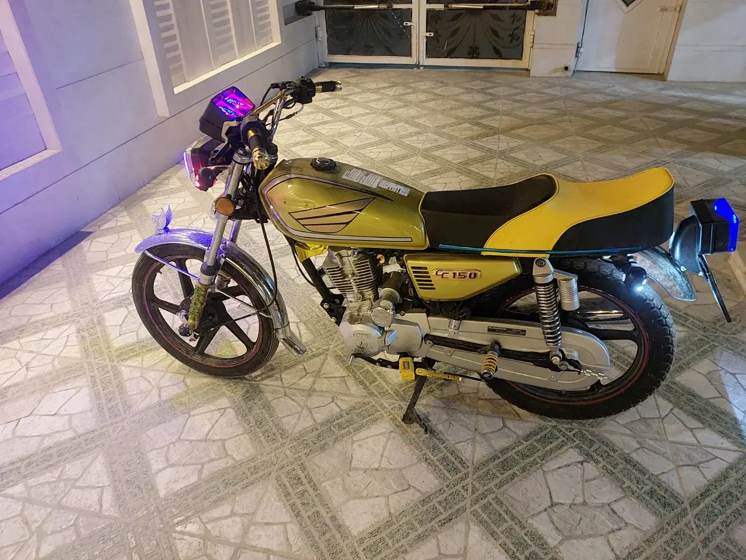 موتور|موتورسیکلت|بستک, |دیوار