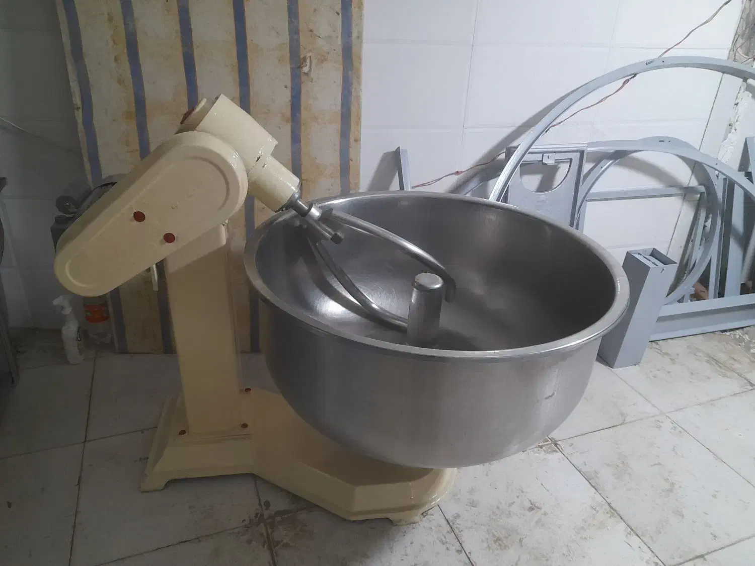 خمیرگیر سه کیسه با میز کار بربری|ماشینآلات صنعتی|چهارباغ, |دیوار