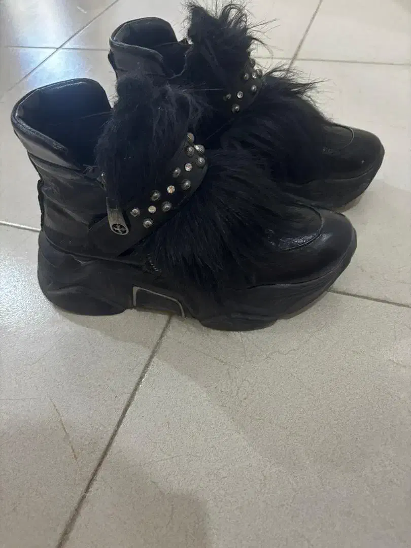 کفش ها نو یا در حد نو|کیف، کفش، کمربند|پرند, فاز ۰|دیوار