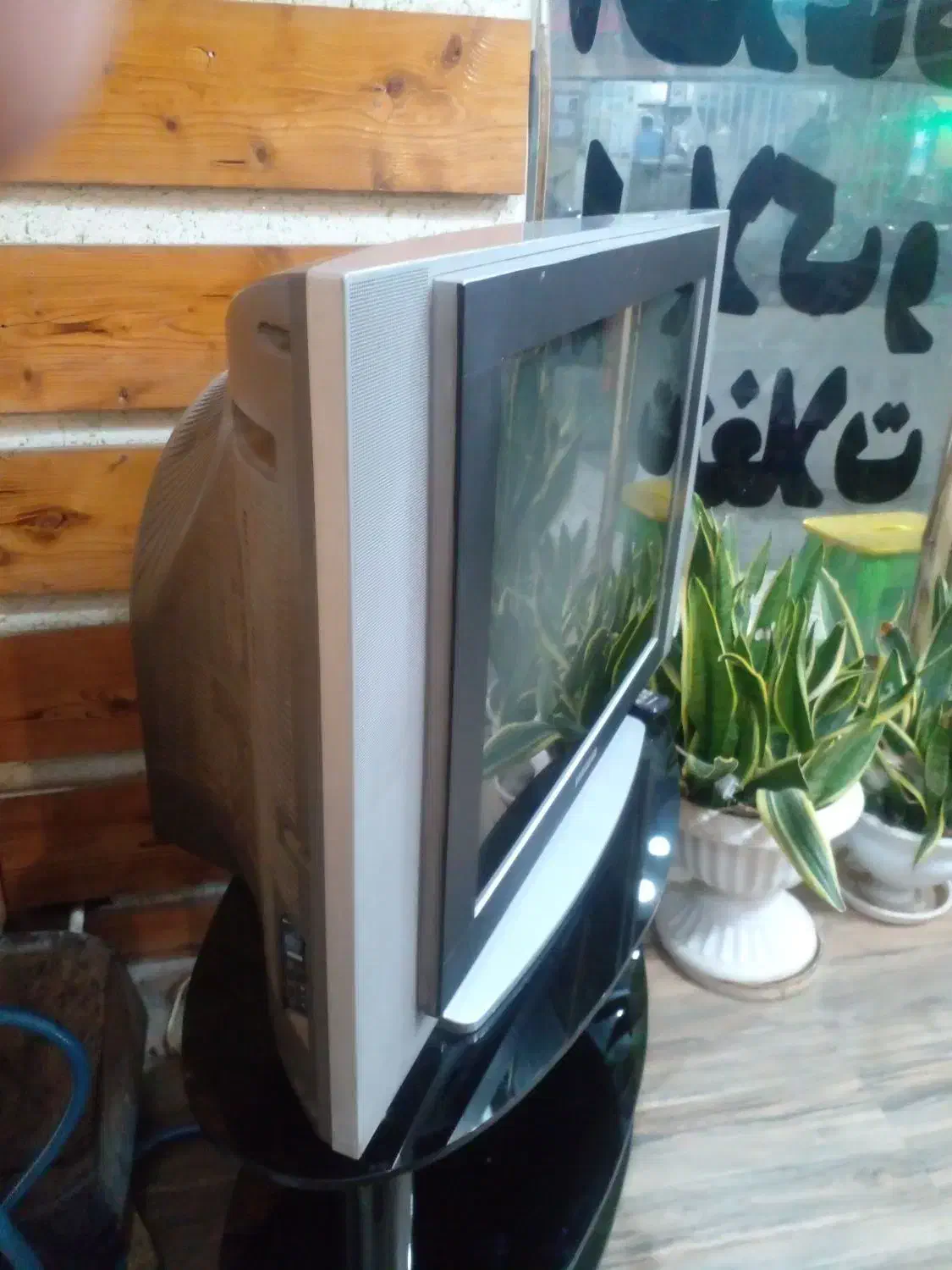 تلویزیون 29اینج سامسونگ قدیمی با زیر تلویزیون|تلویزیون و پروژکتور|چابکسر, |دیوار