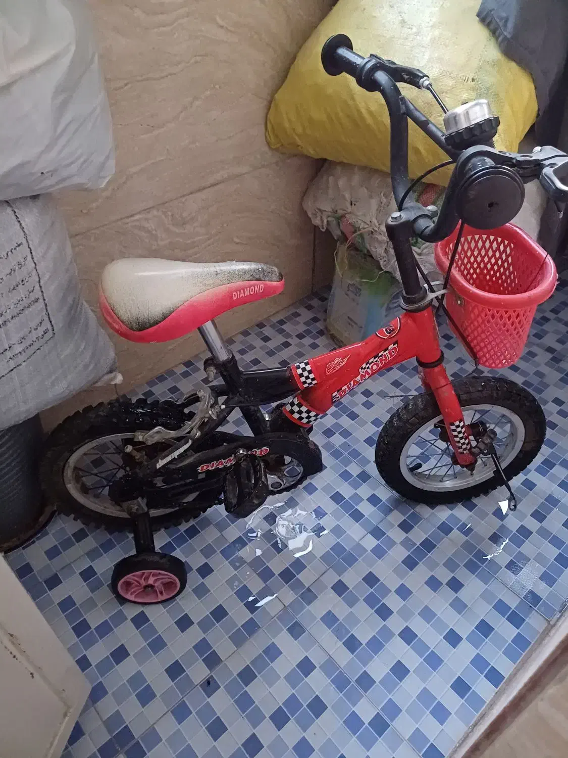 دوچرخه سایز ۱۲بدنه سالم لاستیک ترمز نیازمند تعمیر|دوچرخه، اسکیت، اسکوتر|ری, شهادت|دیوار