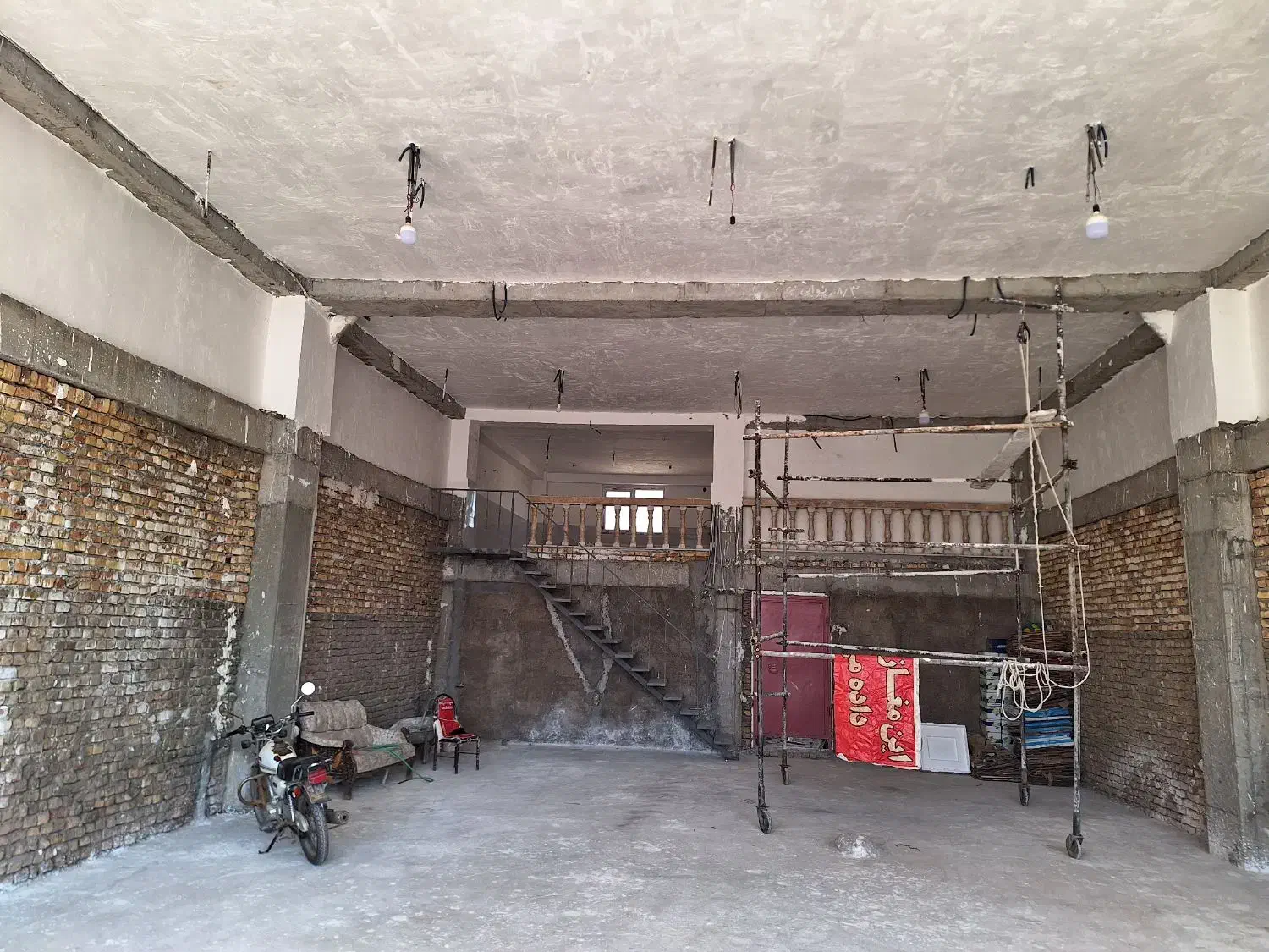 مغازه بزرگ سر بلوار راه اهن بعد از ترمینال ۲۵۰ متر|اجارهٔ مغازه و غرفه|گرمسار, |دیوار