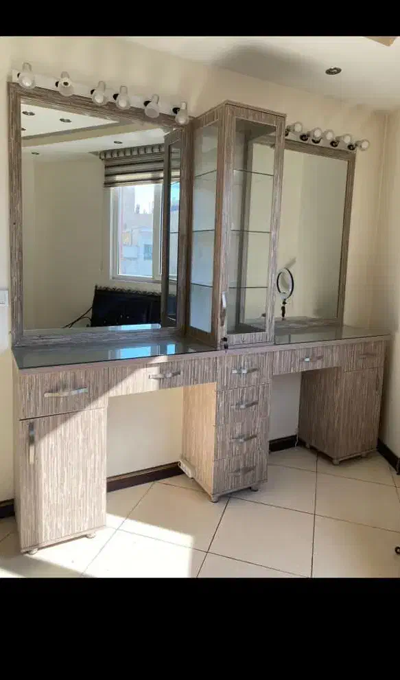 میز و اینه ارایشگاه زنانه|آرایشگاه و سالنهای زیبایی|تهران, جیحون|دیوار