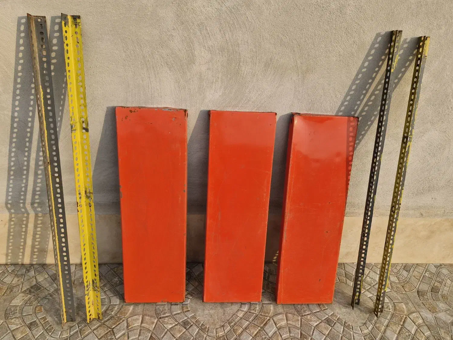 قفسه فلزی به رنگ قرمز در حد نو|کتابخانه، شلف، قفسههای دیواری|تبریز, |دیوار