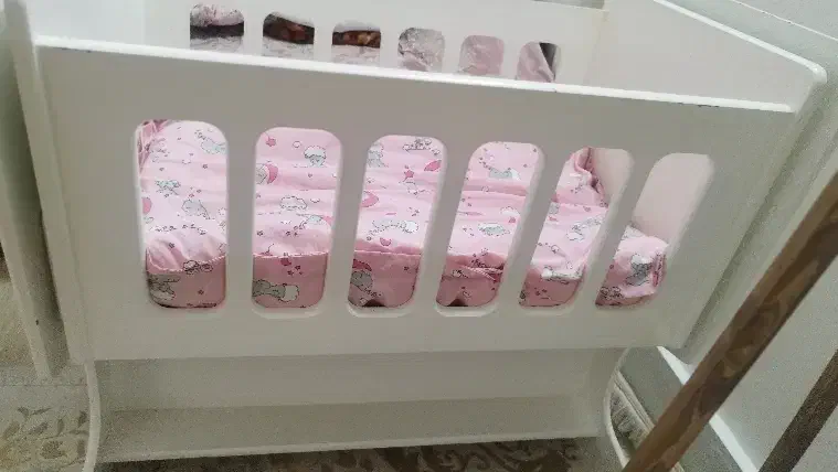 تخت کنار مادر و گهواره کودک|تخت و سرویس خواب|نیشابور, گمنام غربی|دیوار