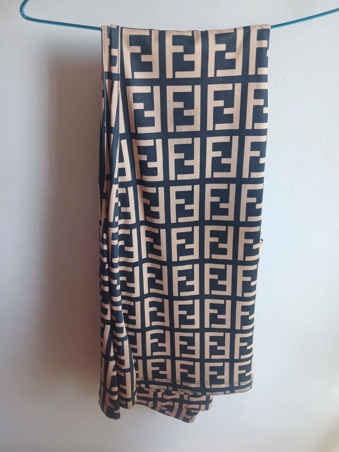 نیم تنه|لباس|محمدیه-قزوین, |دیوار