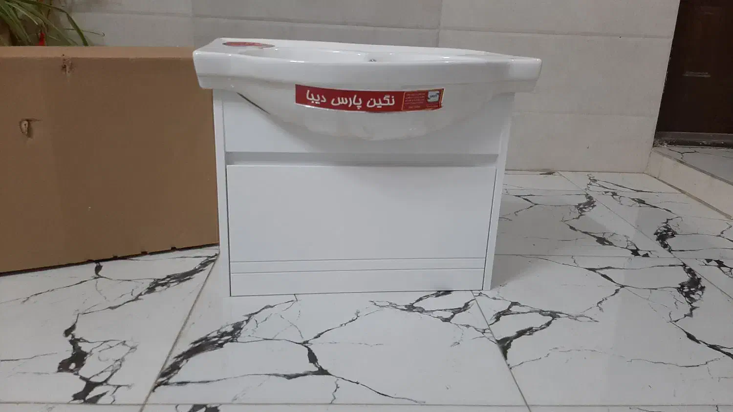روشویی جدید کاملا نو داخل کارتن و یک عدد زمینی|لوازم سرویس بهداشتی|زنجان, |دیوار