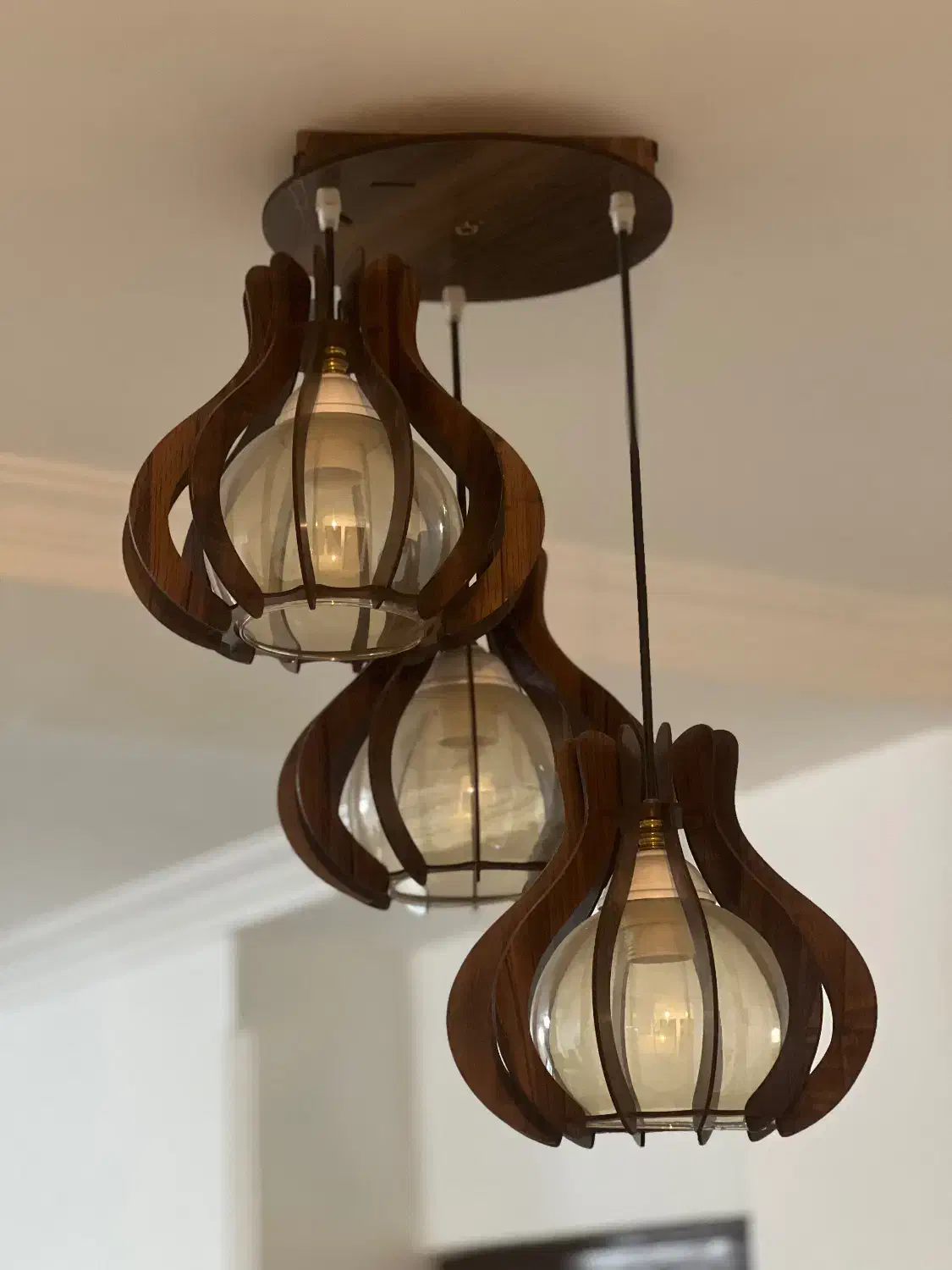 لوستر|لوستر و چراغ آویز|صومعه‌سرا, |دیوار