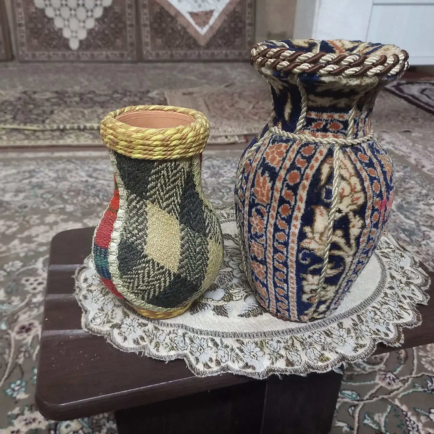 دوعدد گلدان باروکش کرک دستباف ویکی روکش گلیم باف|صنایع دستی و سایر لوازم تزئینی|قم, آذر (نکویی)|دیوار