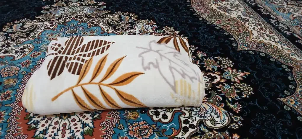 پتوی نرمینه در حد نو فقط مهمان استفاده کرده|رختخواب، بالش، پتو|دزفول, |دیوار